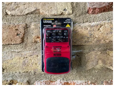 Behringer UM100 Ultra Metal Distortion