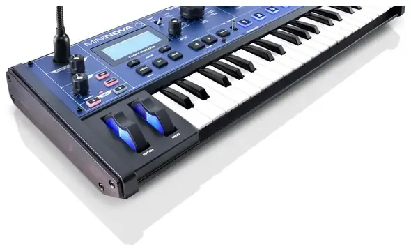 Novation MININOVA Sintetizzatore polifonico a 18 voci con tastiera 37 tasti mini